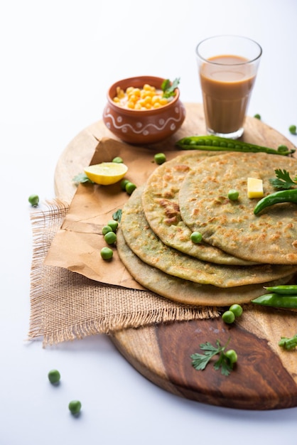 Grüne Erbsen-Paratha oder Fladenbrot oder Matar-Parathas mit Quark und heißem Tee