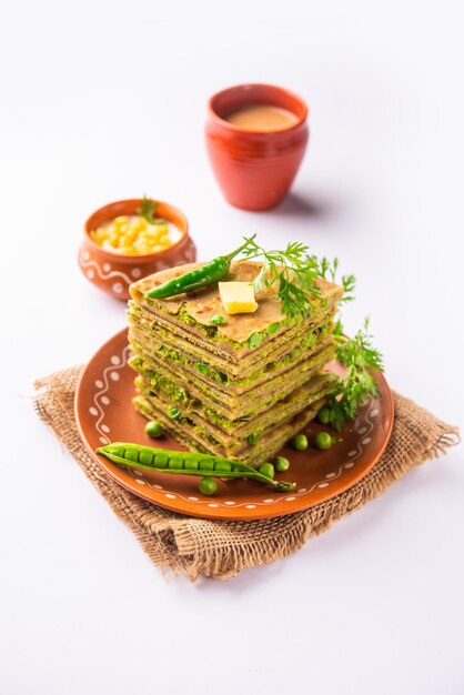 Grüne Erbsen-Paratha oder Fladenbrot oder Matar-Parathas mit Quark und heißem Tee