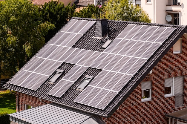 Grüne erneuerbare Energie mit Photovoltaikmodulen auf dem Dach.