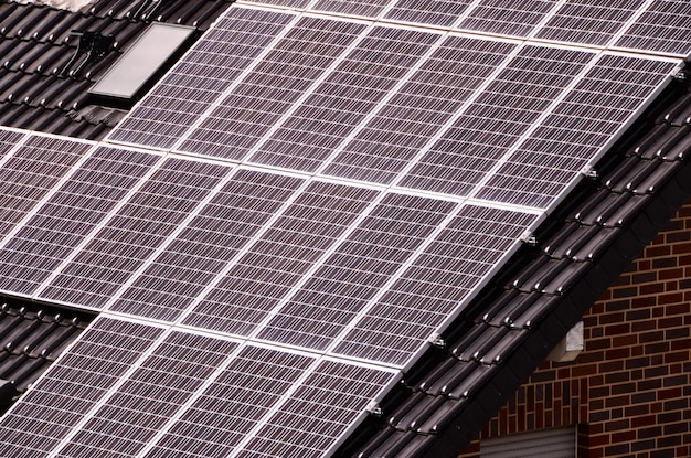 Grüne erneuerbare Energie mit Photovoltaikmodulen auf dem Dach.