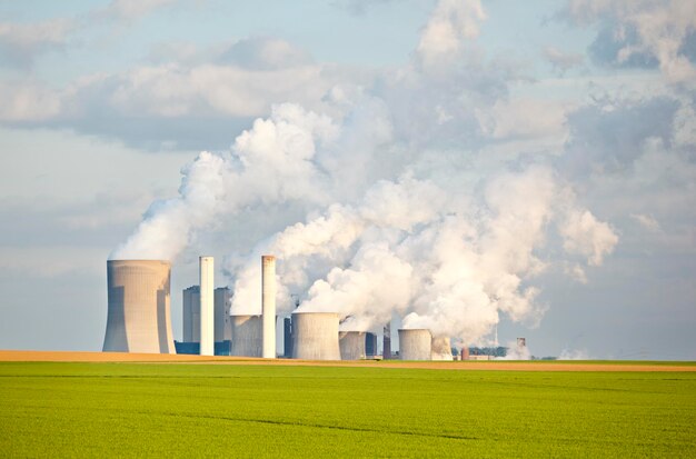 Grüne Felder vor der Skyline der Industrie