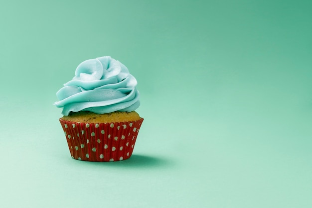 Foto grüne fläche mit leckeren kleinen kuchen