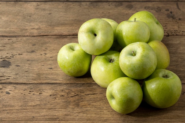 Grüne frische hausgemachte Äpfel auf einem Holztisch