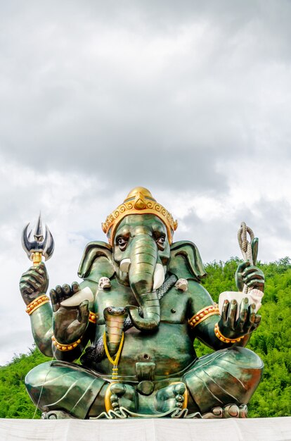 Grüne Ganesha Hindu-Gottstatue nah oben auf natürlichem Hintergrund