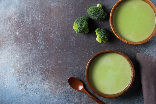 Grüne Gemüsebrokkolisuppe auf schwarzgrau, Draufsicht