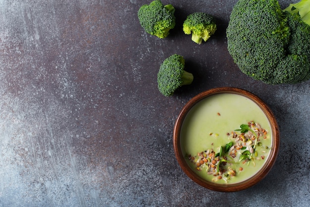 Grüne Gemüsebrokkolisuppe auf schwarzgrau, Draufsicht