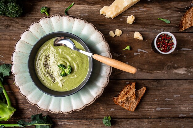 Grüne Gemüsecremesuppe mit Brokkoli und Parmesan