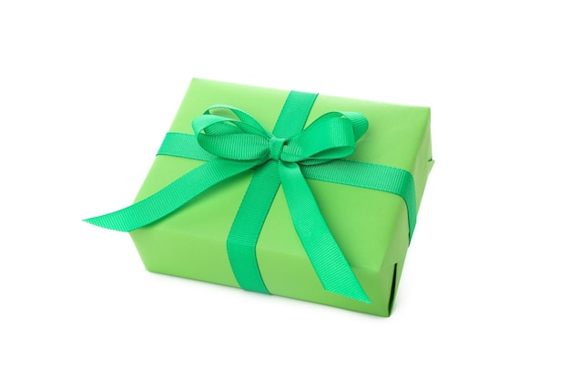 Grüne Geschenkkiste auf weißem Hintergrund