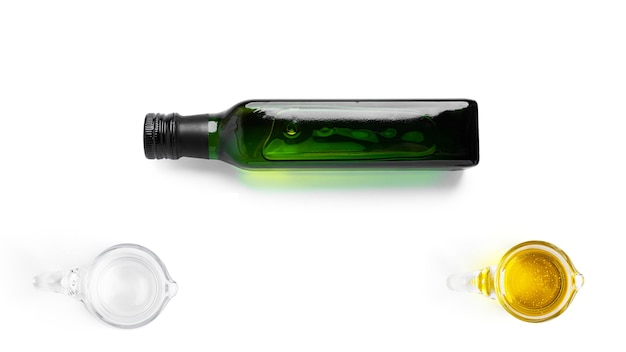 Grüne Glasflasche mit Olivenöl