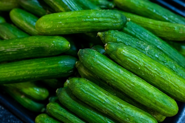 Grüne Gurken im Regal im Supermarkt