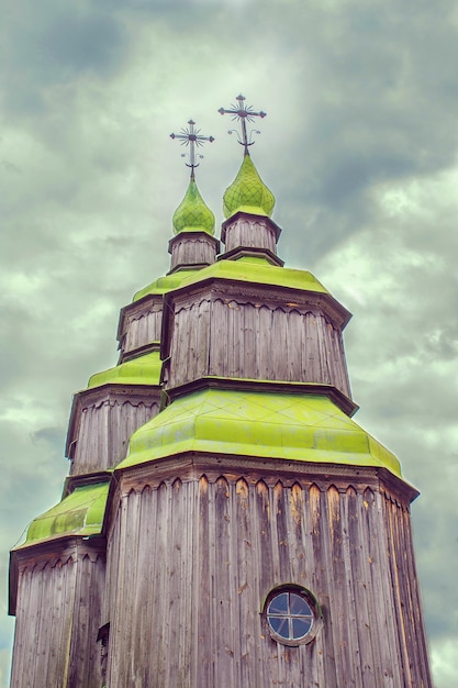 Grüne Holzkuppeln der orthodoxen Kirche