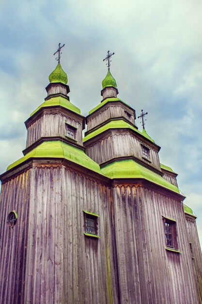 Grüne Holzkuppeln der orthodoxen Kirche