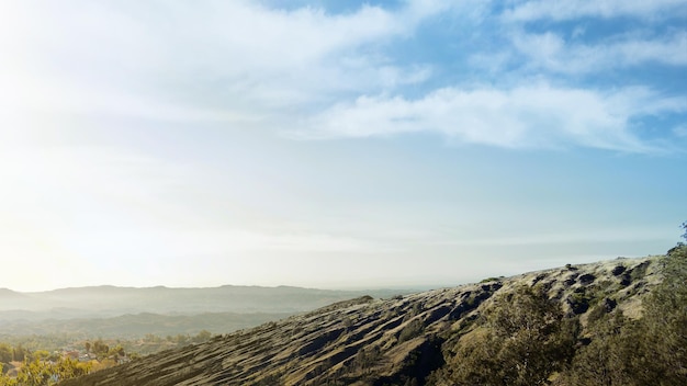 Grüne Hügel mit Landschaftsansicht mit blauem Himmel als Hintergrund Naturhintergrund