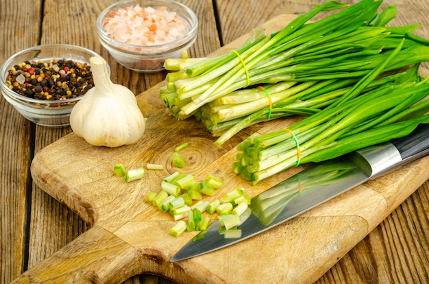 Grüne junge Triebe von Allium ursinum. Studiofoto