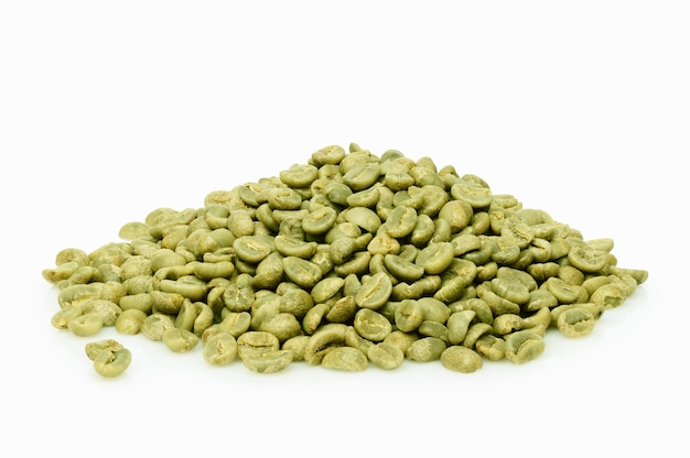 Grüne Kaffeebohnen stapeln auf weißem Hintergrund