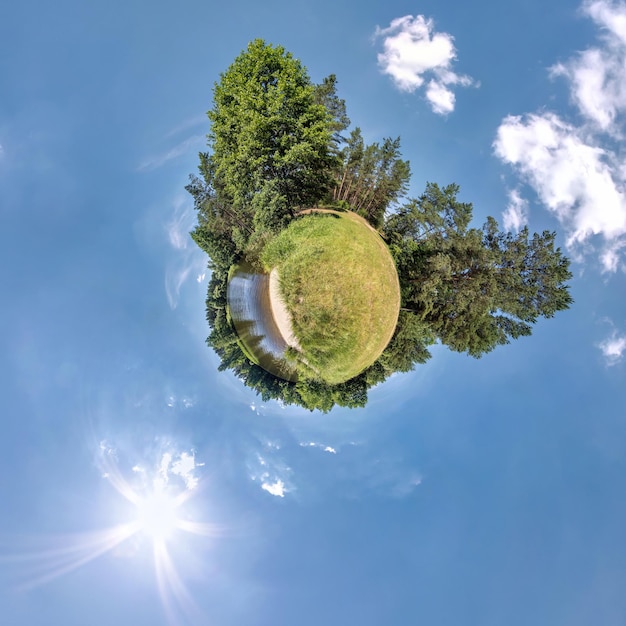 Grüne kleine Planetentransformation des sphärischen Panoramas 360 Grad Sphärische abstrakte Luftaufnahme im Feld mit klarem Himmel und fantastisch schönen Wolken Krümmung des Weltraums