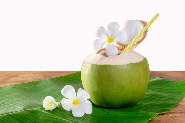 Grüne Kokosnussfrucht schnitt auf, um Saft zu trinken und zu essen.