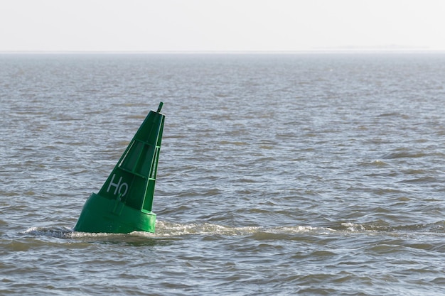 Grüne konische Boje schwimmt in der Nordsee