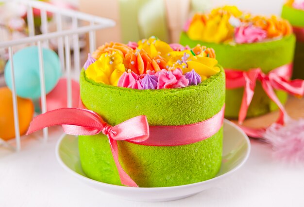 Grüne Kuchen mit Buttercremeblumen und Eiern
