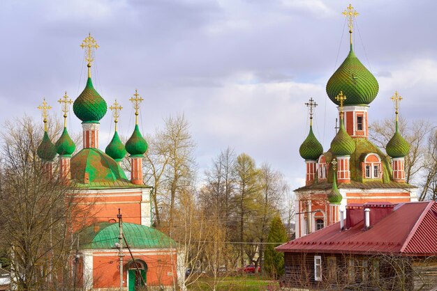 Grüne Kuppeln orthodoxer Kirchen