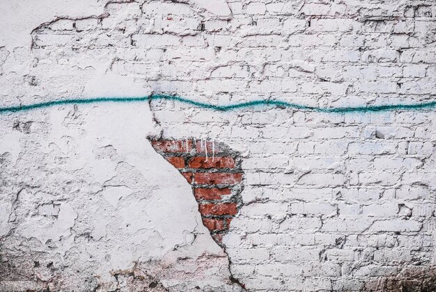 Foto grüne linie an einer stadtziegelsteinmauer