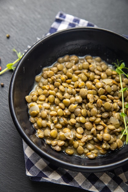 Grüne Linsen gedünstetes Gemüse gesunde Mahlzeit Veggie-Diät-Snack auf dem Tischkopierraum