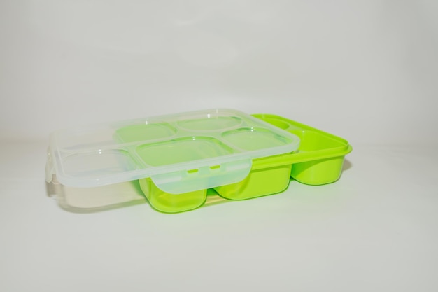 Grüne Lunchbox aus Kunststoff, praktische Lösung zur Aufbewahrung von Mahlzeiten