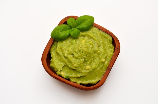 Grüne mexikanische Guacamole-Sauce in Schüssel isoliert auf weißem Hintergrund