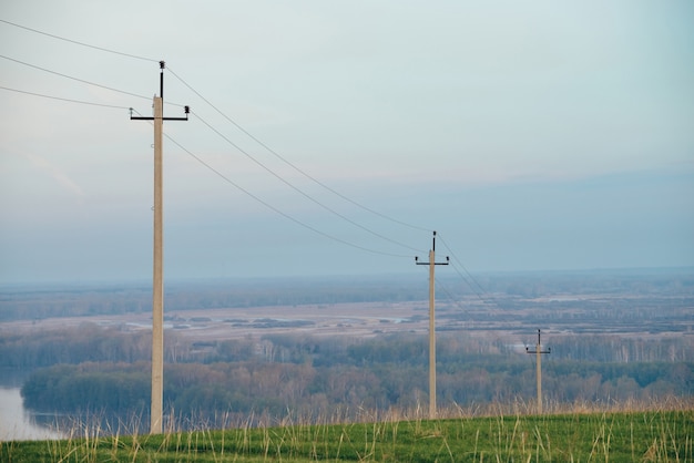 Grüne Naturlandschaft mit Stromleitungen