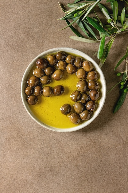 Grüne Oliven in Olivenöl