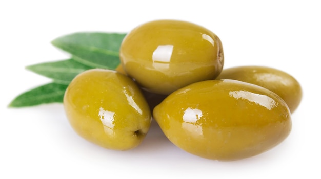 Grüne Oliven isoliert auf weißem Hintergrund closeup