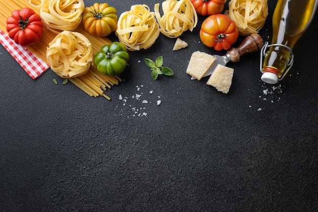 Grüne Oliven mit Tomatennudeln, Parmesan und Salz auf dunklem Hintergrund. Italienisches Essen