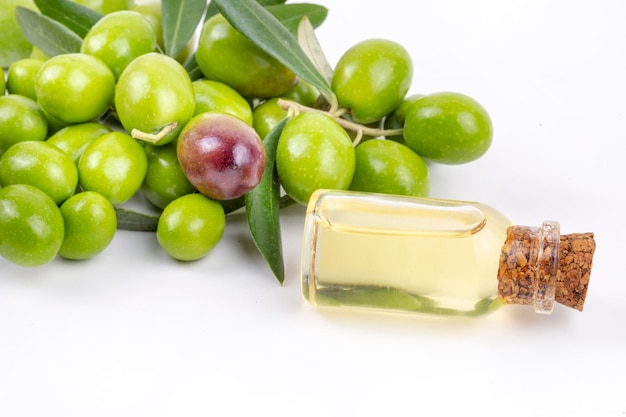 Grüne Oliven und Olivenöl isoliert
