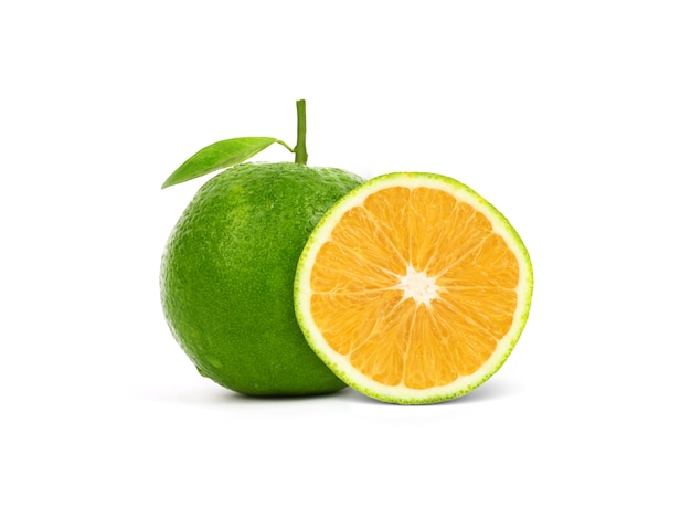 Grüne orange Frucht lokalisiert auf weißem Hintergrund