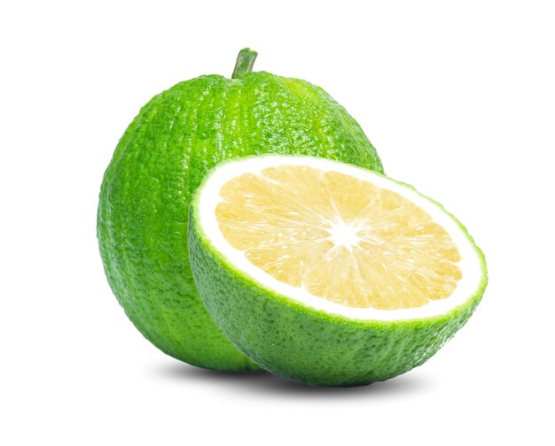 Grüne orange Fruchtscheibe lokalisiert auf weißem Hintergrund