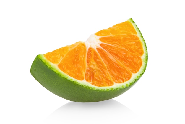 Grüne orange Mandarinenscheibe isoliert auf weißer Oberfläche on