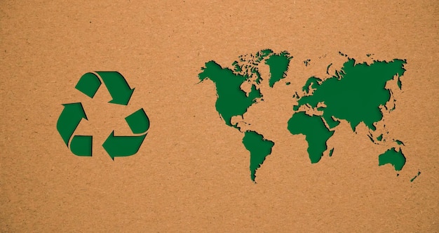 Grüne Papierschnitt-Weltkarte auf Recyclingpapier Ausschnitt aus Recyclingpapier für das Konzept der Rettung des Planeten Erde Weltkarte Green Planet Earth Day oder Environment Day Concept