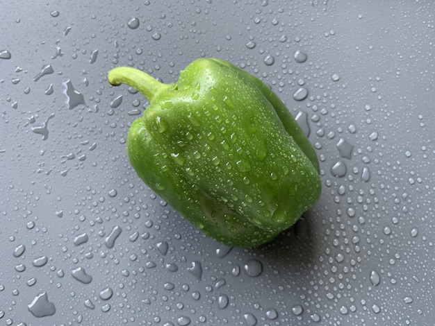 Grüne Paprika mit Wassertropfen