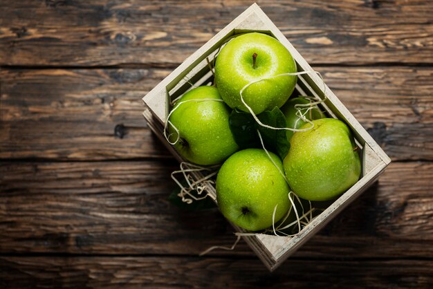 Grüne Äpfel auf Holztisch