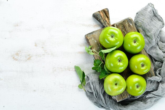 Grüne Äpfel auf weißem Hintergrund aus Holz Früchte Draufsicht Freier Platz für Text
