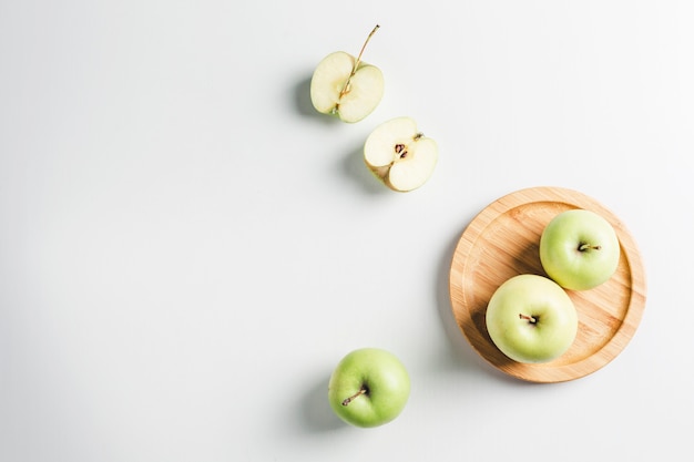 Grüne Äpfel auf weißer Tabelle