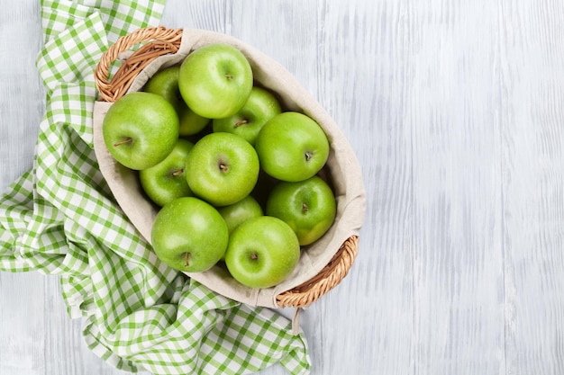 Grüne Äpfel im Korb