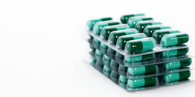Grüne Pillen in Kunststoffverpackung Globales Konzept der Gesundheits- und Pharmaindustrie