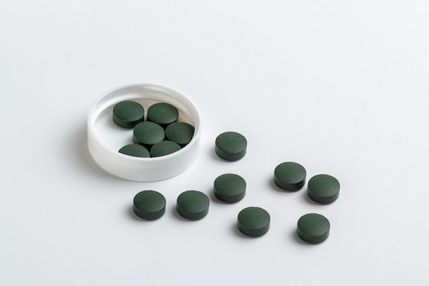 Grüne Pillen lokalisiert auf einem weißen Hintergrund