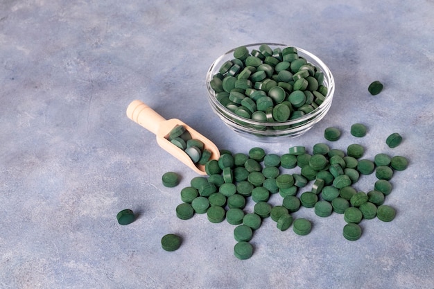 Grüne Pillen von Spirulina oder Chlorella