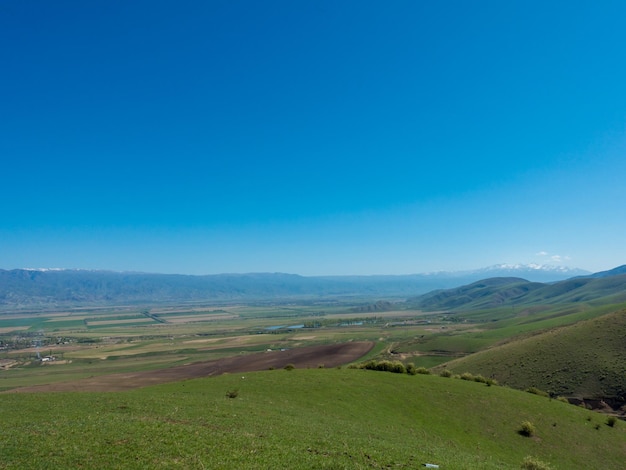 Grüne Pisten und blauer Himmel Kirgisistan Tourismus und Reisen