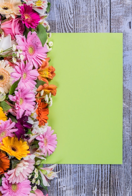 Foto grüne postkarte mit buntem blumenstrauß