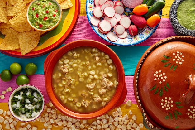 Grüne pozole-verde mit blanco-maiskolben