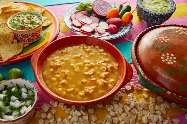 Grüne Pozole-Verde mit Blanco-Maiskolben