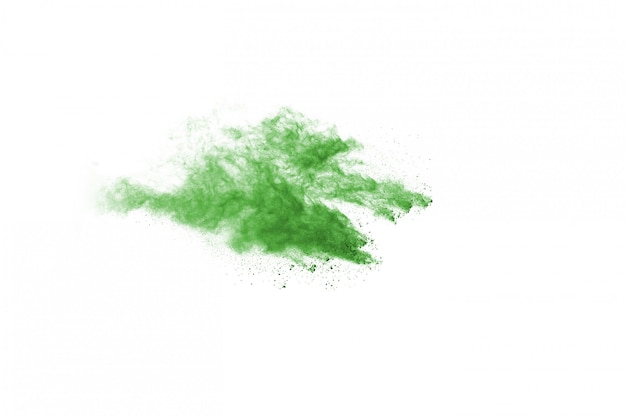 Grüne Pulverexplosion auf weißem Hintergrund.